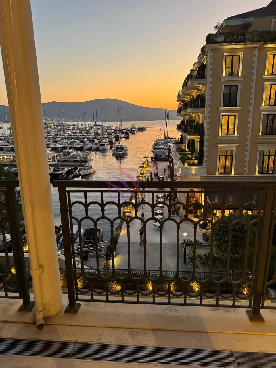 Cetvorosoban-stan-sa-pogledom-na-more-i-marinu-Gorica-Tivat-4 Izdavanje: Četvorosoban stan 240 m² – Seljanovo, Tivat — fotografija 5