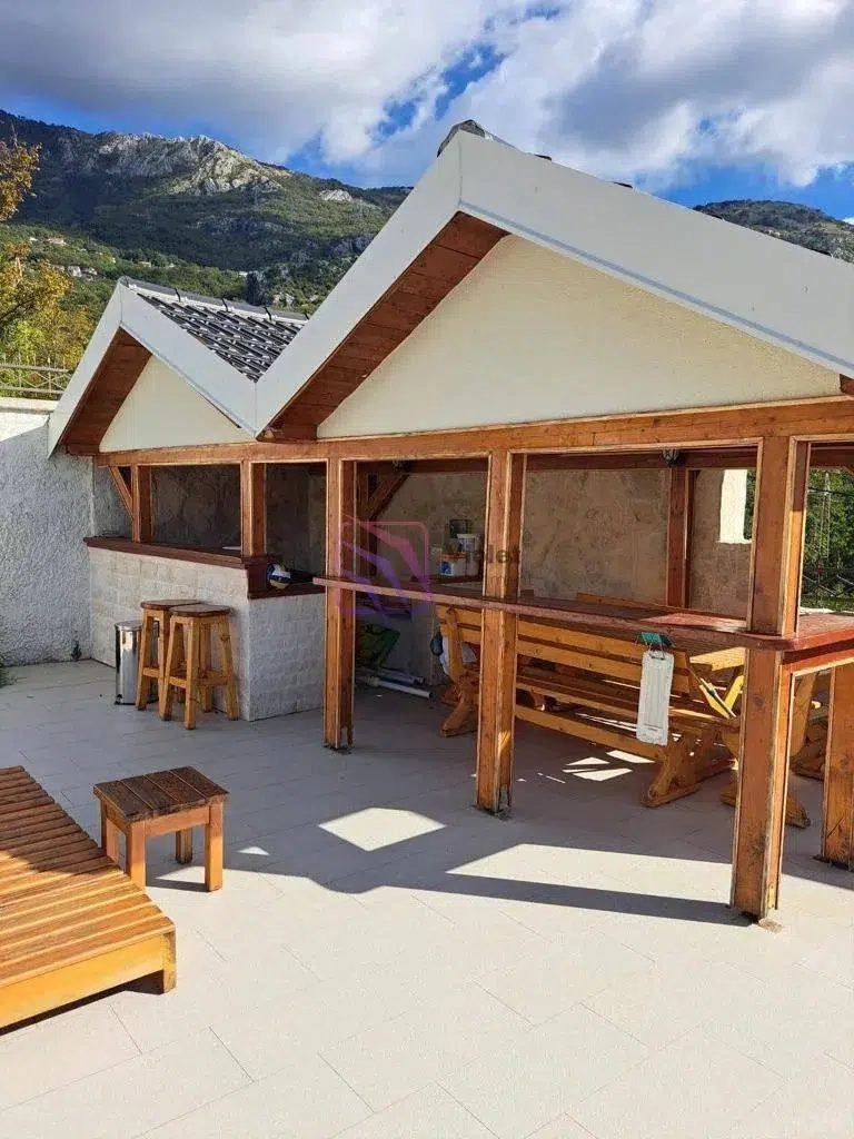 Kuca-sa-bazenom-u-Markovicima-Budva-1 Izdavanje: Kuća 450 m² – Markovići, Budva — fotografija 5