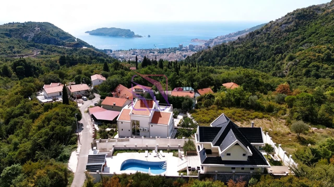 Kuca-sa-bazenom-u-Markovicima-Budva-3 Izdavanje: Kuća 450 m² – Markovići, Budva — fotografija 3