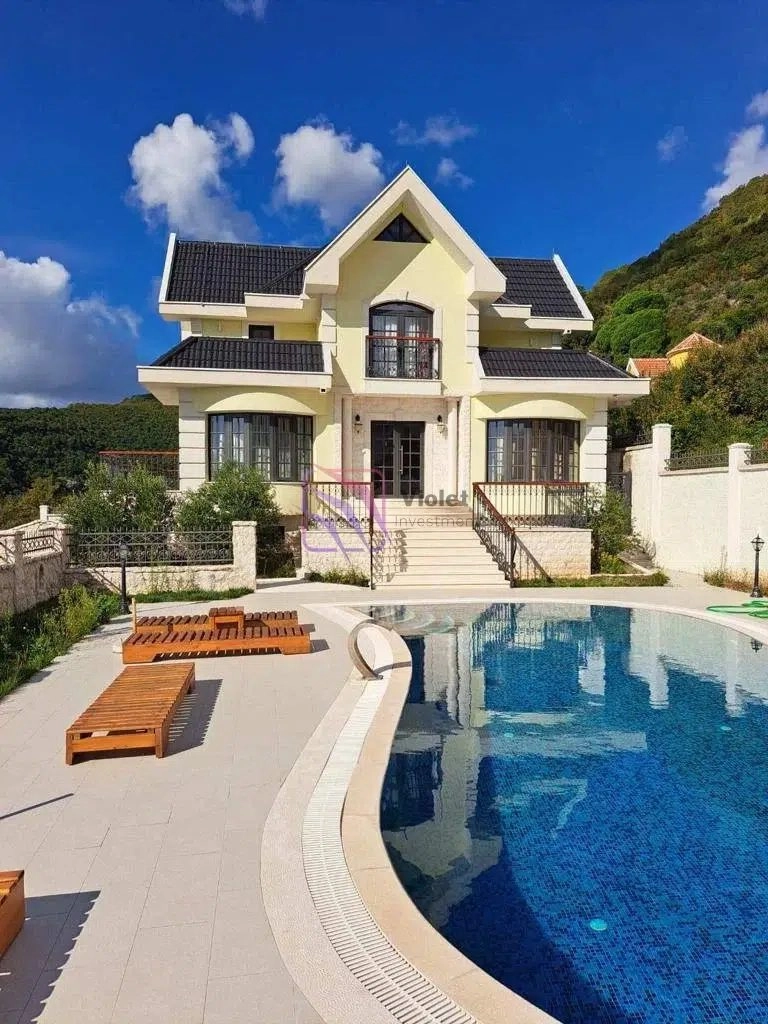 Kuca-sa-bazenom-u-Markovicima-Budva-4 Izdavanje: Kuća 450 m² – Markovići, Budva — fotografija 2
