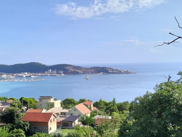 Dvospratna kuća sa pogledom na more u Šušnju