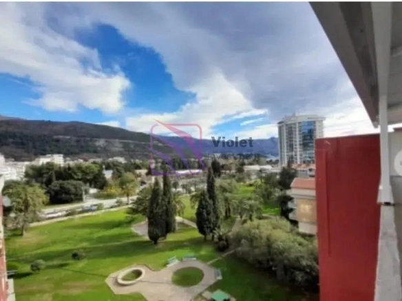 Trosoban stan 160 m² u centru Budve