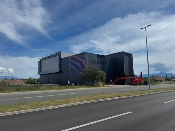 Poslovni prostor 1800 m² na Cijevni