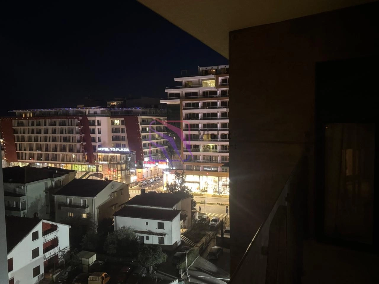 Dvosoban-stan-sa-terasom-u-centru-Budve-1 Izdavanje: Dvosoban stan 108 m² – Centar, Budva — fotografija 2