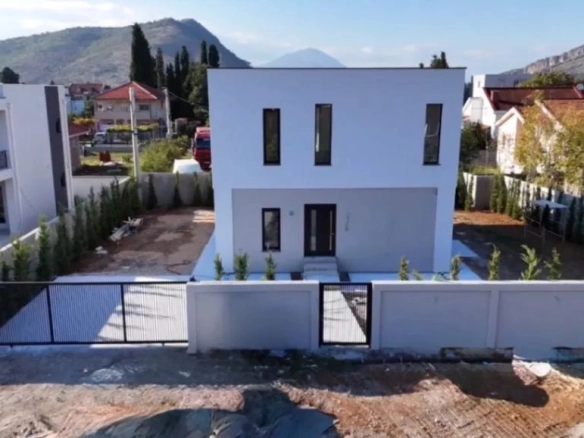 Izdavanje: Kuća 225 m² – Gornja Gorica, Podgorica — fotografija 10