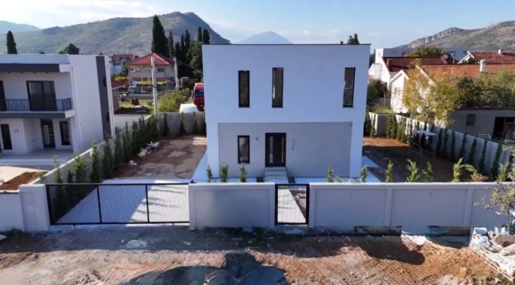 Kuca-sa-dvoristem-u-Gornjoj-Gorici-Podgorica-1 Izdavanje: Kuća 225 m² – Gornja Gorica, Podgorica — fotografija 10