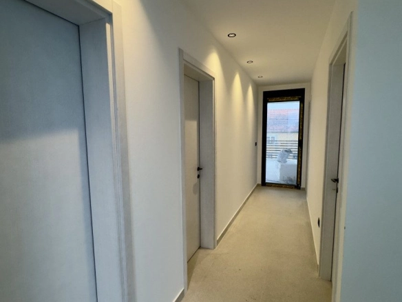 Izdavanje: Kuća 225 m² – Gornja Gorica, Podgorica — fotografija 9