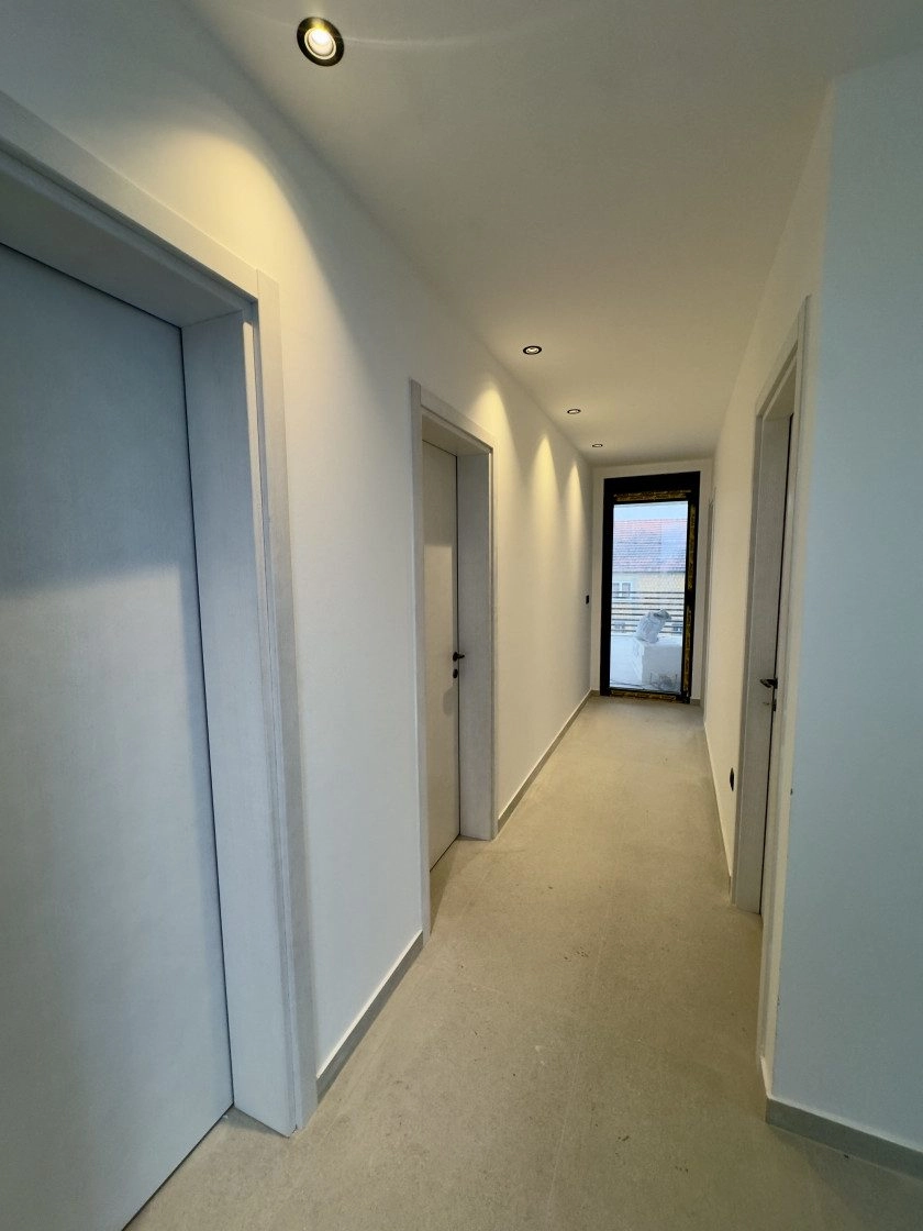 Kuca-sa-dvoristem-u-Gornjoj-Gorici-Podgorica-2 Izdavanje: Kuća 225 m² – Gornja Gorica, Podgorica — fotografija 9
