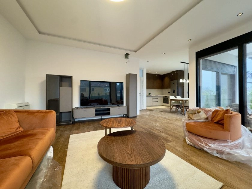 Kuca-sa-dvoristem-u-Gornjoj-Gorici-Podgorica-7 Izdavanje: Kuća 225 m² – Gornja Gorica, Podgorica — fotografija 4