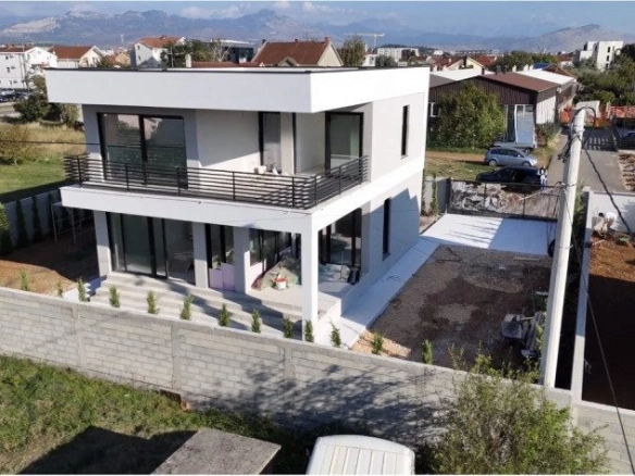 Izdavanje: Kuća 225 m² – Gornja Gorica, Podgorica — fotografija 3