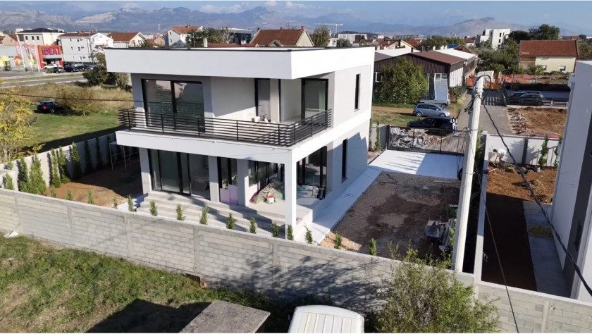 Kuca-sa-dvoristem-u-Gornjoj-Gorici-Podgorica-8 Izdavanje: Kuća 225 m² – Gornja Gorica, Podgorica — fotografija 3