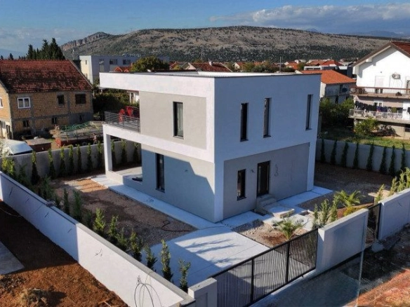 Izdavanje: Kuća 225 m² – Gornja Gorica, Podgorica — fotografija 2