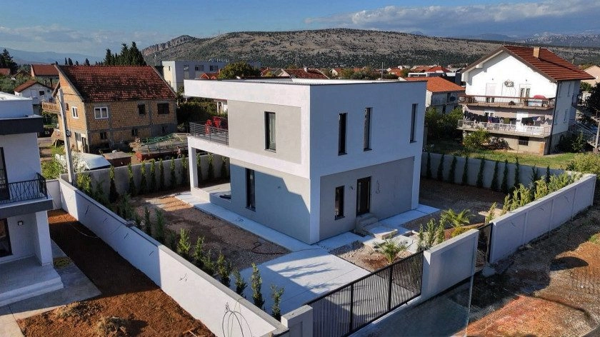 Kuca-sa-dvoristem-u-Gornjoj-Gorici-Podgorica-9 Izdavanje: Kuća 225 m² – Gornja Gorica, Podgorica — fotografija 2