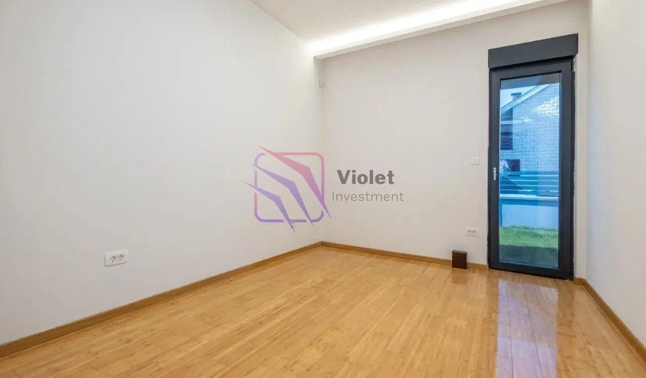 Kuca-sa-dvoristem-na-Dalmatinskoj-Podgorica-6 Izdavanje: Kuća 160 m² – Dalmatinska, Podgorica — fotografija 7