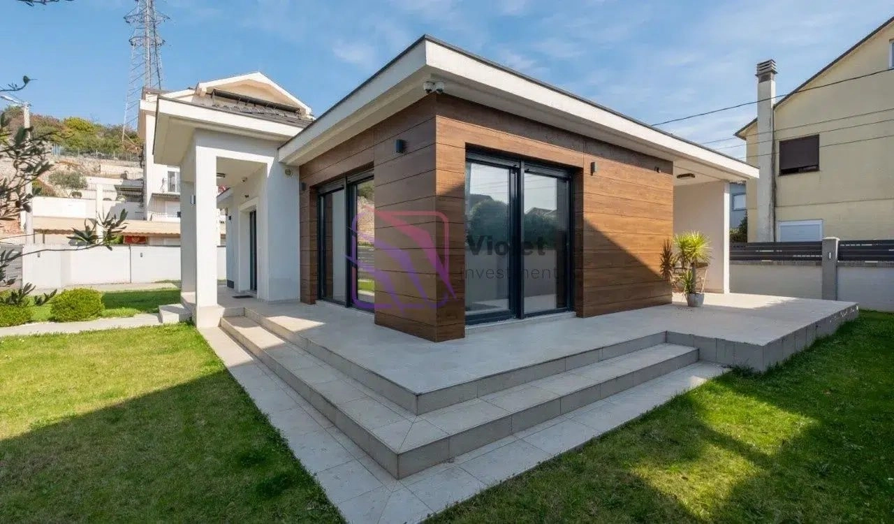 Kuca-sa-dvoristem-na-Dalmatinskoj-Podgorica-12 Izdavanje: Kuća 160 m² – Dalmatinska, Podgorica — fotografija 13