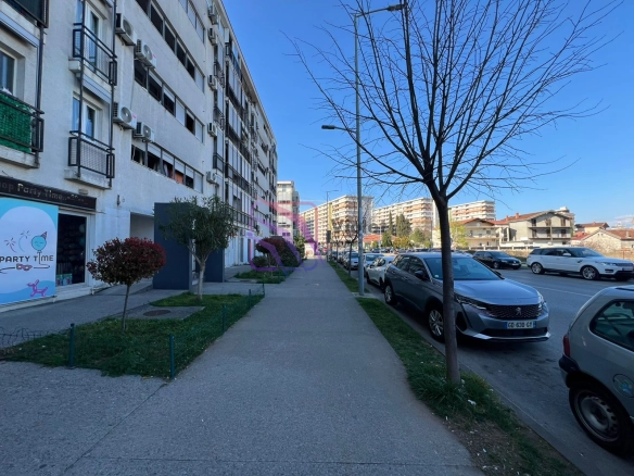 Izdavanje: Poslovni prostor 125 m² – City kvart, Podgorica — fotografija 2