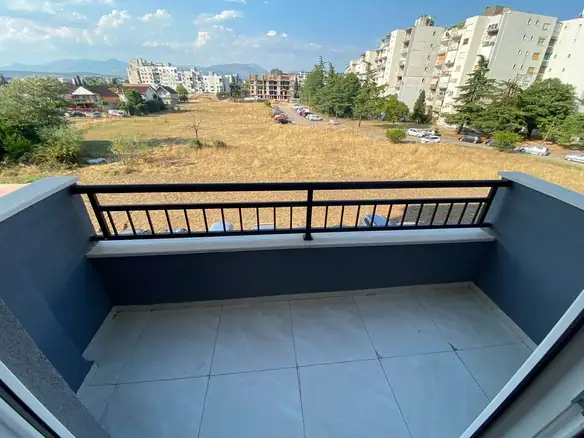 Moderan namješten dvosoban stan na Zabjelu, Podgorica — fotografija 2