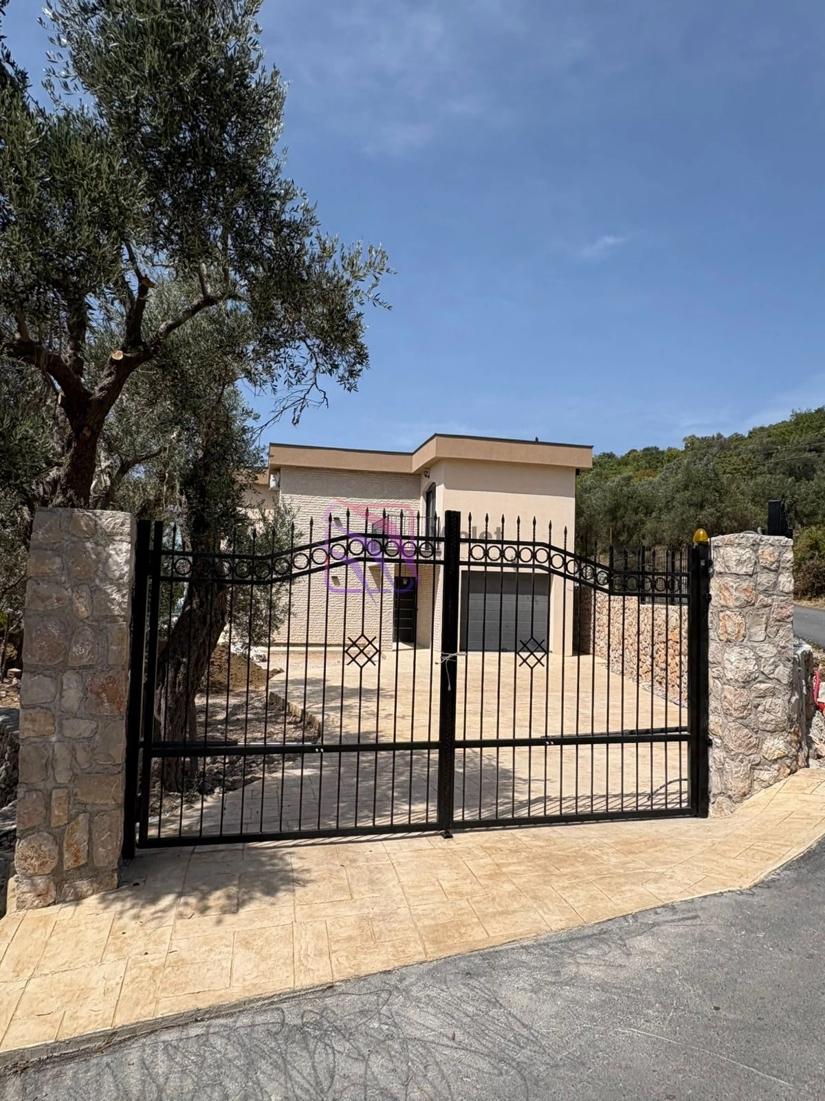 Nova-kuca-sa-bazenom-u-naselju-Susanj-Bar-4 Kuća 225 m² – Šušanj, Bar — fotografija 5