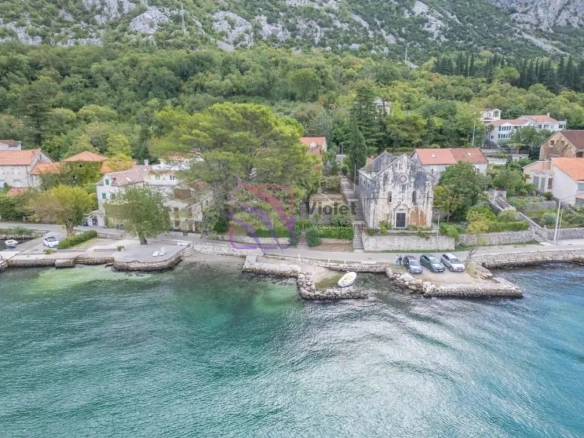 Kamena kuća u prvoj liniji do mora