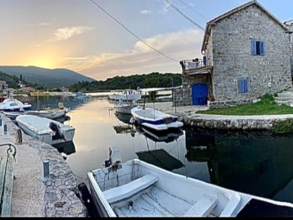 Kamena kuća na Luštici