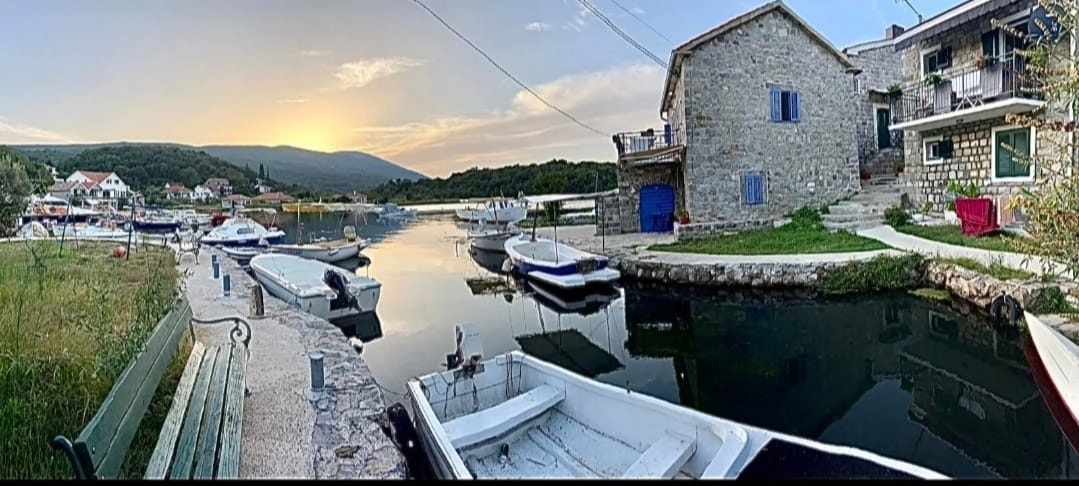 Kamena-kuca-na-Lustici-Tivat Kamena kuća na Luštici