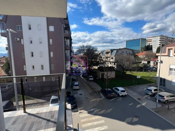 Namješten dvosoban stan u City kvartu, Podgorica — fotografija 2