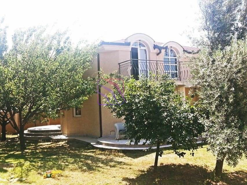 Porodicna-kuca-sa-dvoristem-u-Donjoj-Gorici-Podgorica-1 Izdavanje: Kuća 200 m² – Donja Gorica, Podgorica — fotografija 2