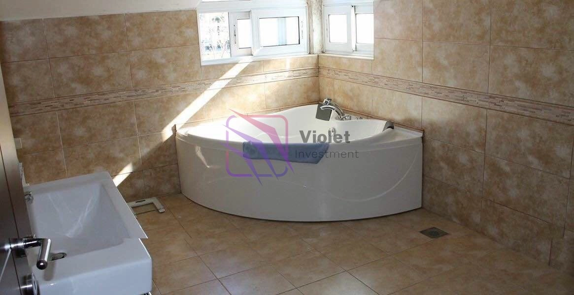 Porodicna-kuca-sa-dvoristem-u-Donjoj-Gorici-Podgorica-6 Izdavanje: Kuća 200 m² – Donja Gorica, Podgorica — fotografija 7