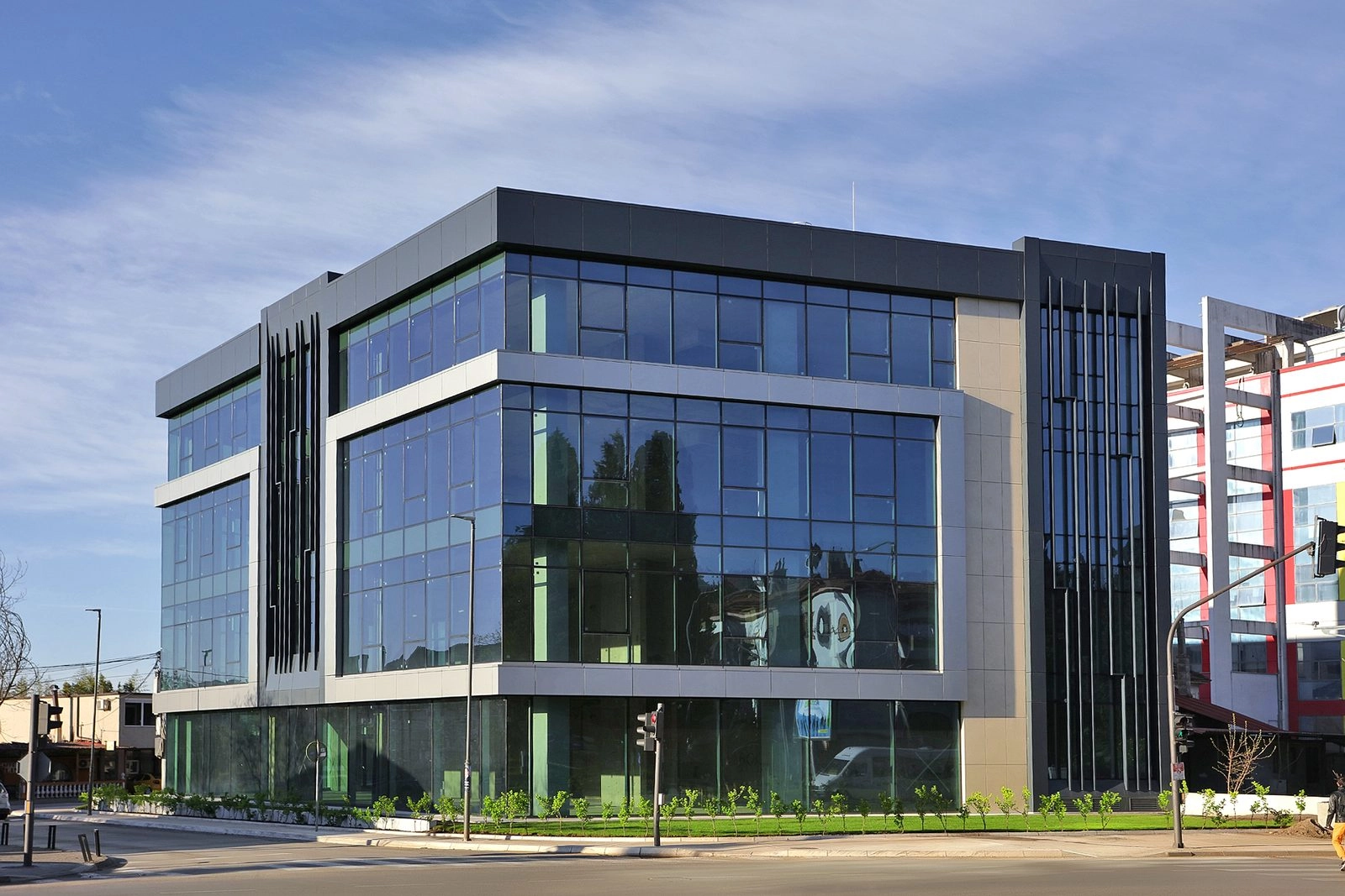 Poslovna-zgrada-sa-staklenom-fasadom-Centar-Podgorica Poslovna zgrada 2542 m² u Centru