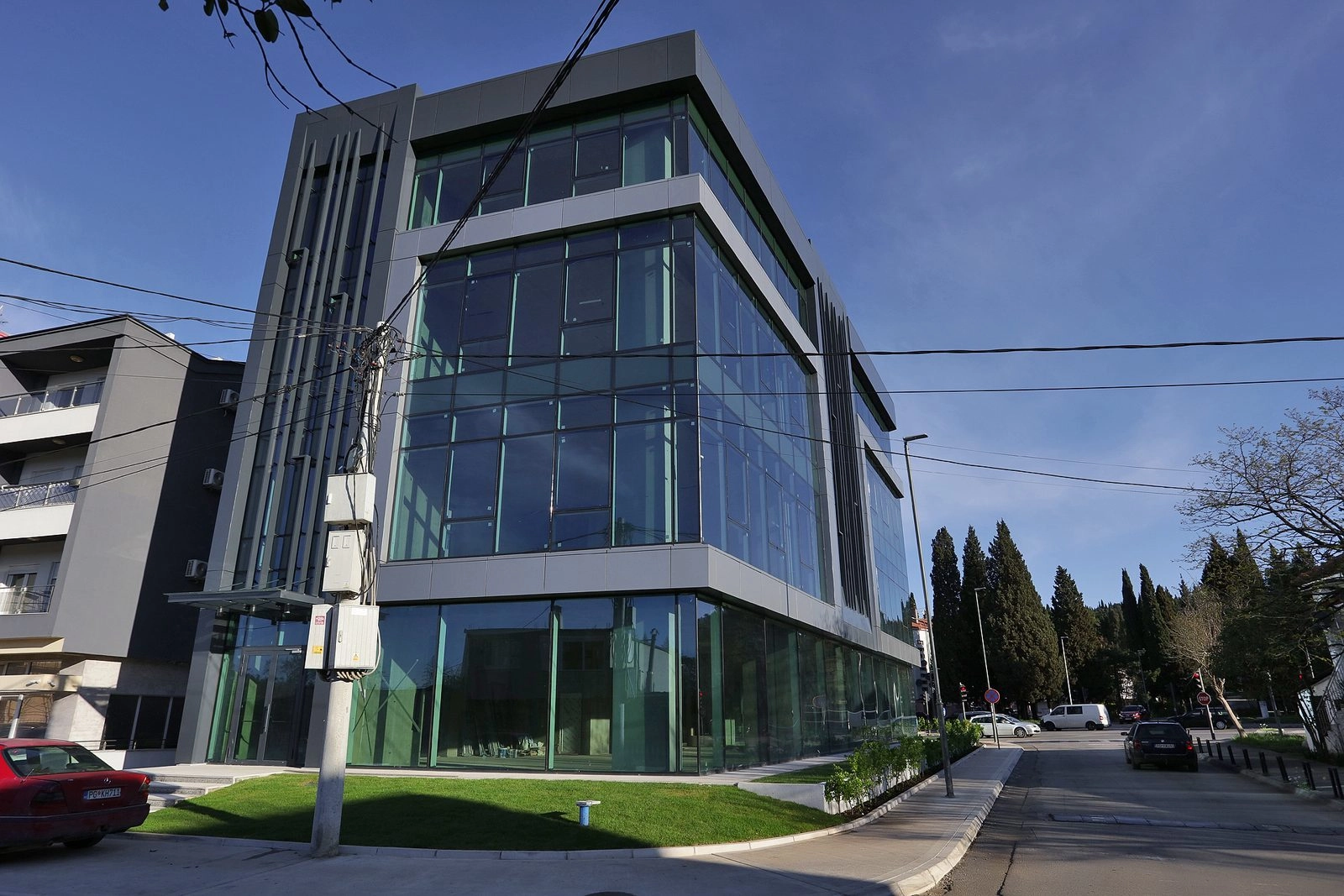 Poslovna-zgrada-sa-staklenom-fasadom-Centar-Podgorica-1 Poslovni prostor 2.542 m² – Centar, Podgorica — fotografija 2