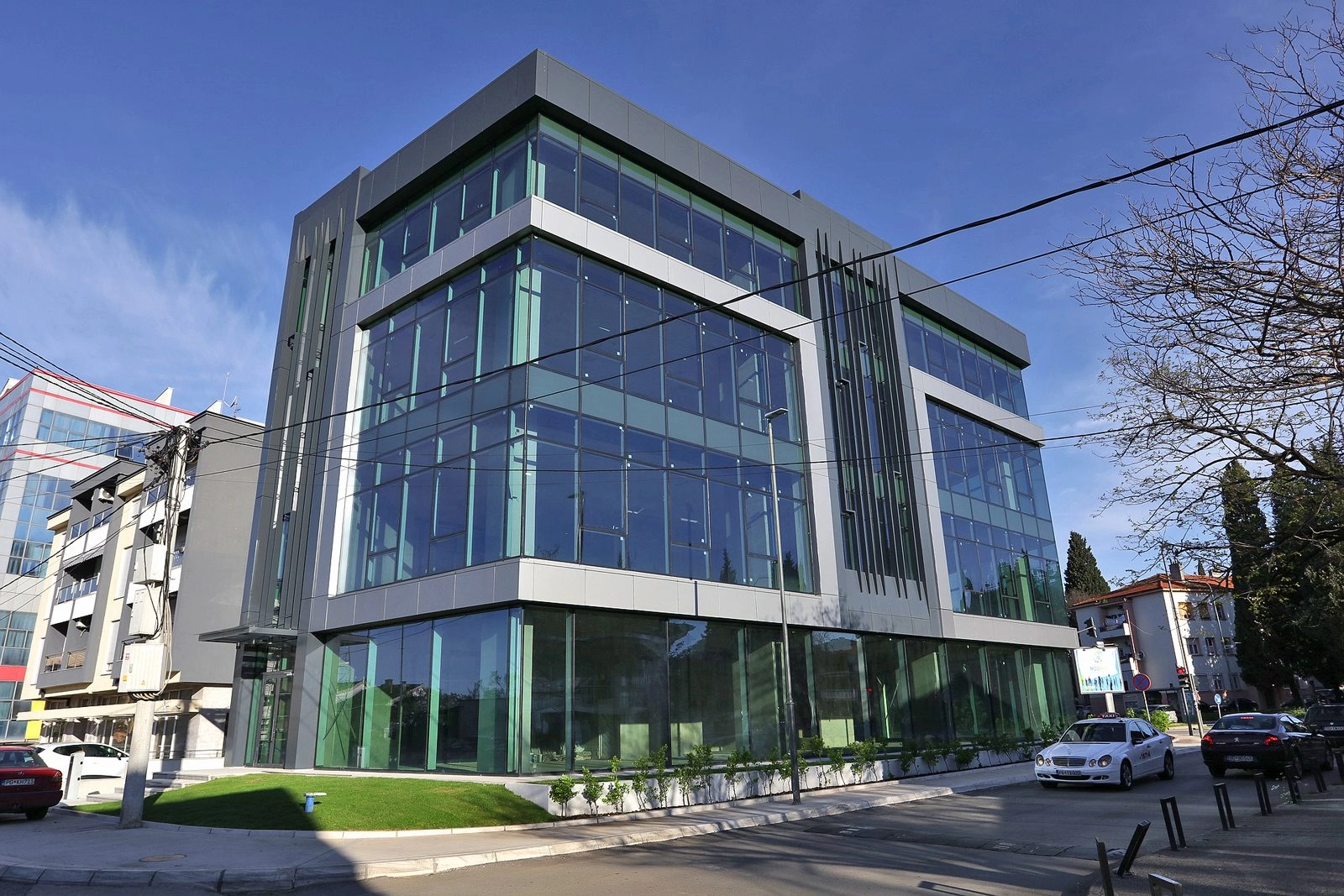 Poslovna-zgrada-sa-staklenom-fasadom-Centar-Podgorica-2 Poslovni prostor 2.542 m² – Centar, Podgorica — fotografija 3