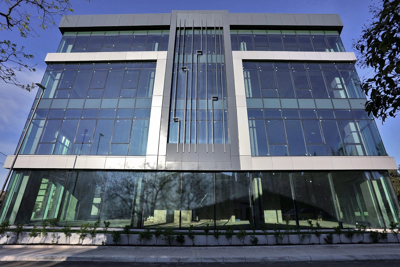 Poslovna-zgrada-sa-staklenom-fasadom-Centar-Podgorica-3 Poslovni prostor 2.542 m² – Centar, Podgorica — fotografija 4