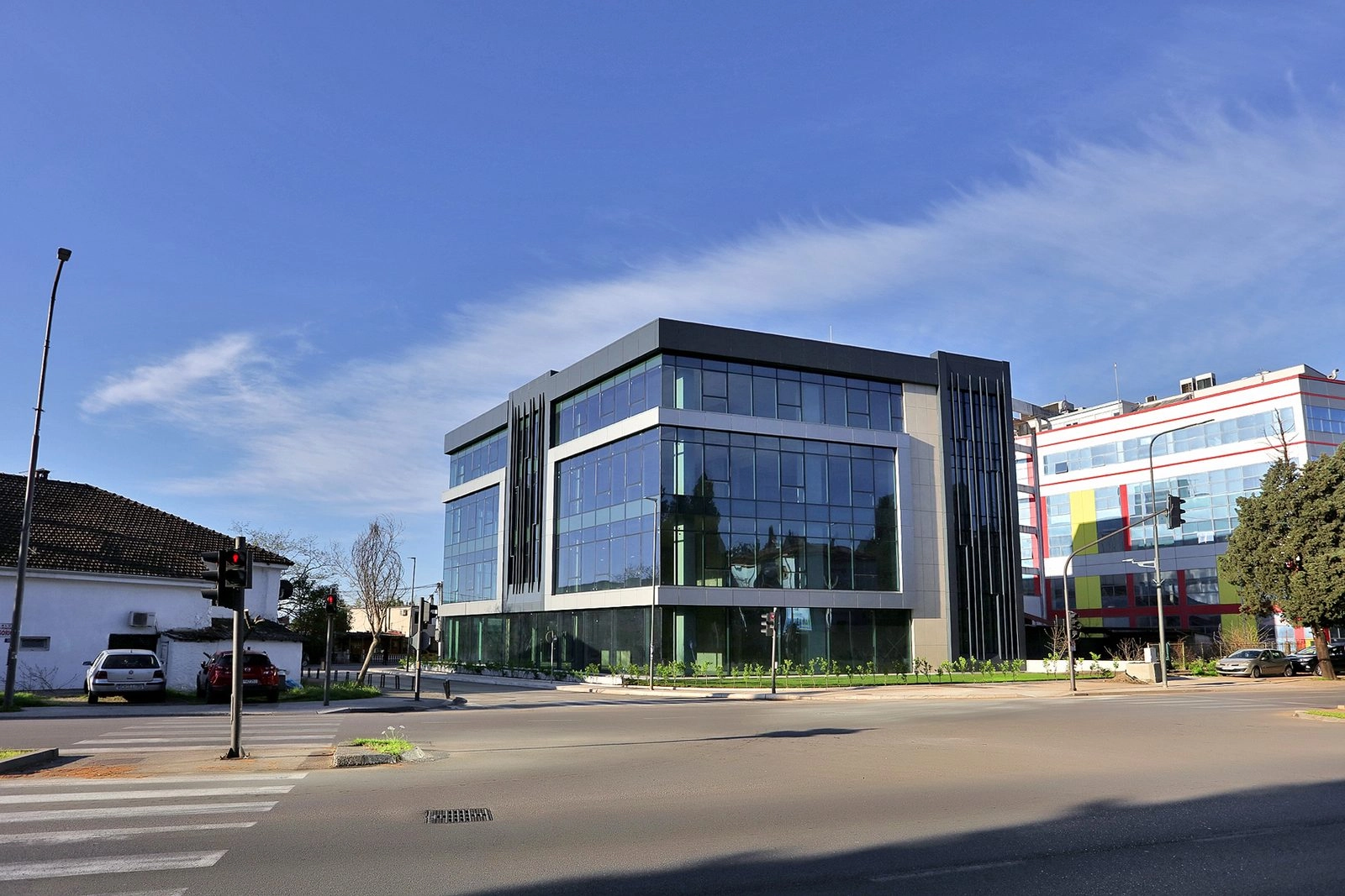 Poslovna-zgrada-sa-staklenom-fasadom-Centar-Podgorica-4 Poslovni prostor 2.542 m² – Centar, Podgorica — fotografija 5