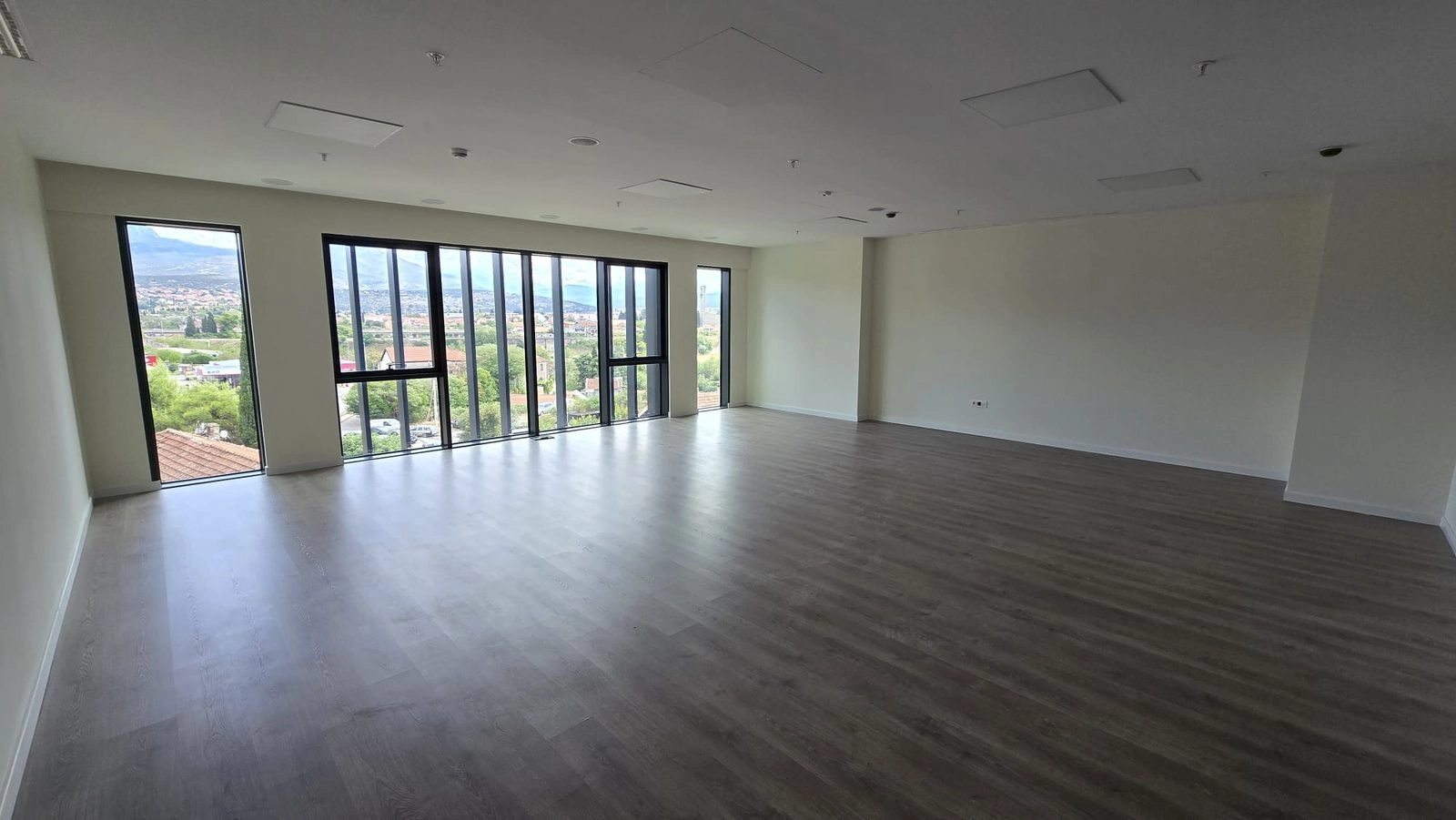 Poslovna-zgrada-sa-staklenom-fasadom-Centar-Podgorica-5 Poslovni prostor 2.542 m² – Centar, Podgorica — fotografija 6