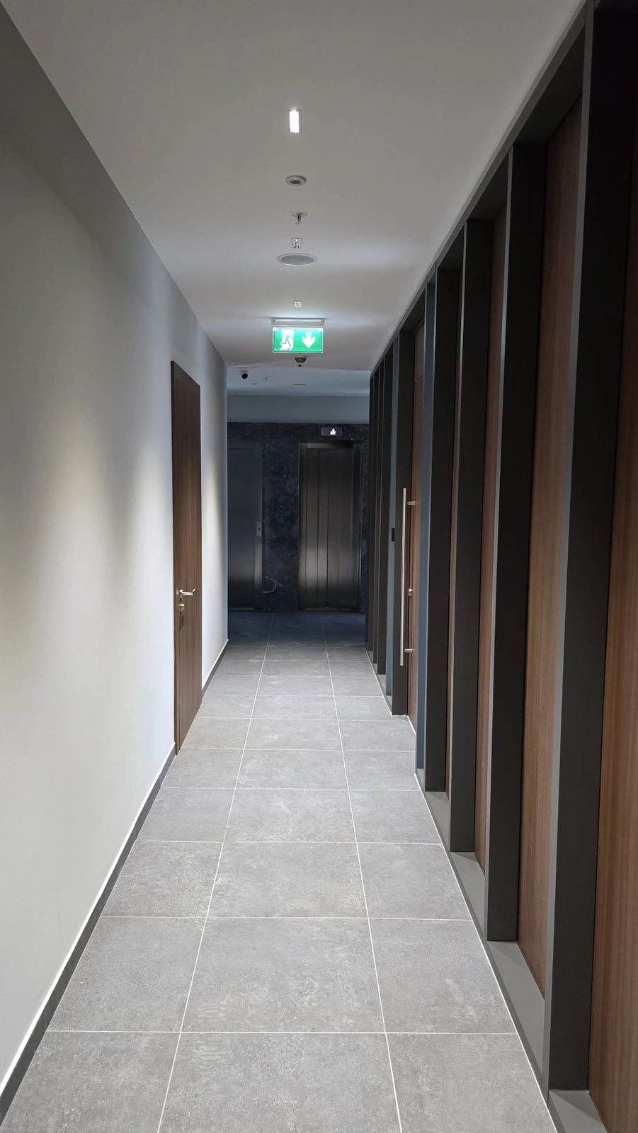 Poslovna-zgrada-sa-staklenom-fasadom-Centar-Podgorica-6 Poslovni prostor 2.542 m² – Centar, Podgorica — fotografija 7