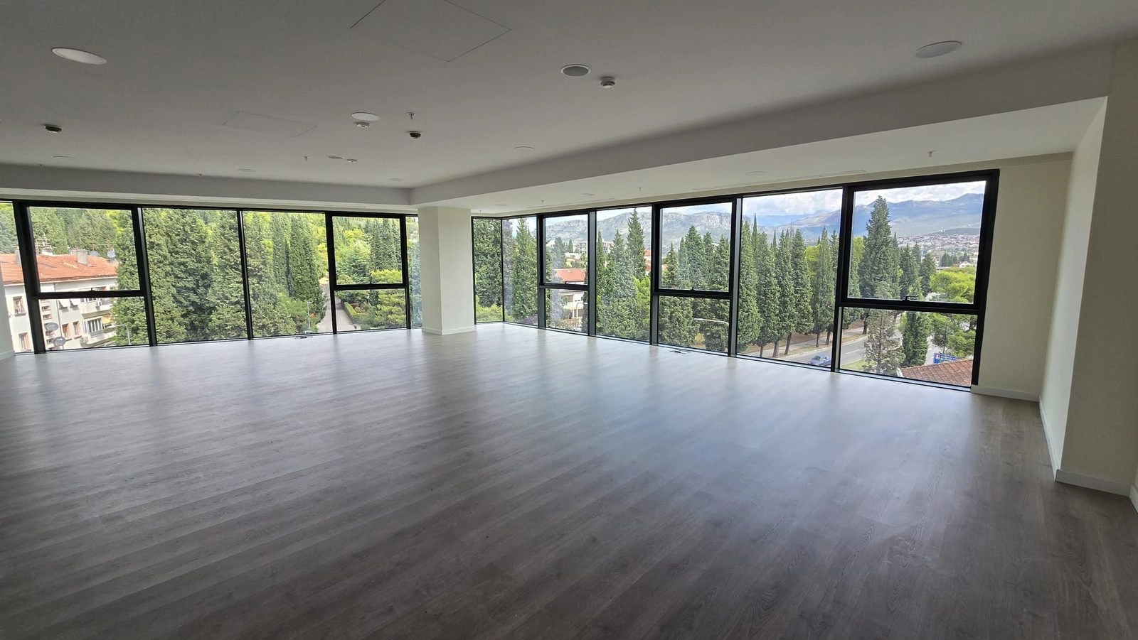 Poslovna-zgrada-sa-staklenom-fasadom-Centar-Podgorica-7 Poslovni prostor 2.542 m² – Centar, Podgorica — fotografija 8