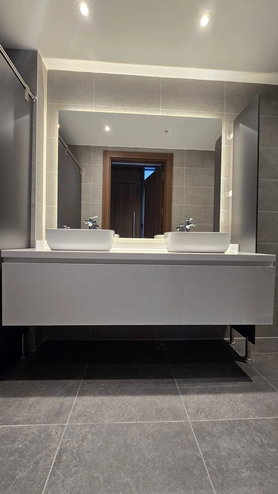 Poslovna-zgrada-sa-staklenom-fasadom-Centar-Podgorica-8 Poslovni prostor 2.542 m² – Centar, Podgorica — fotografija 9