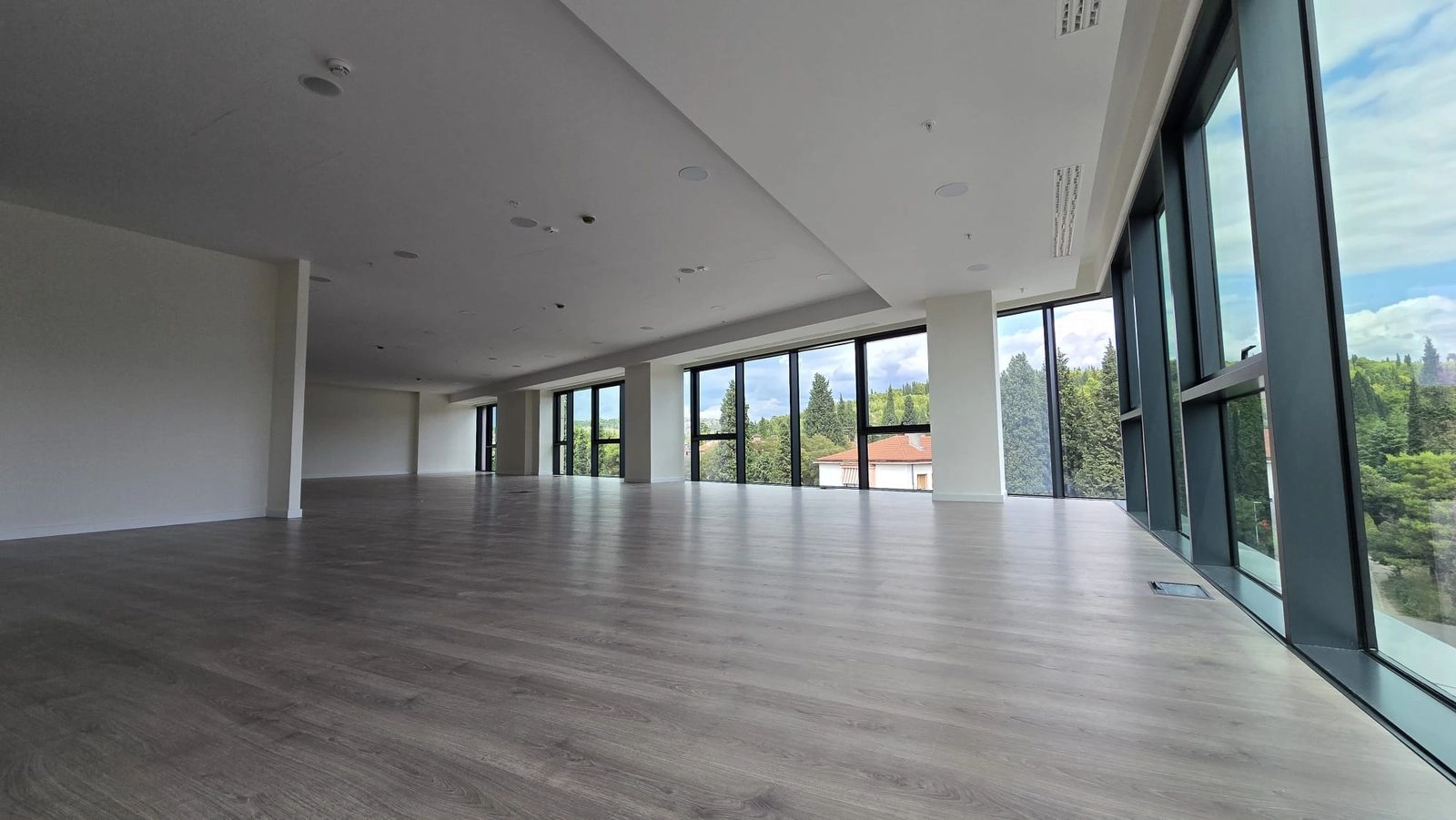 Poslovna-zgrada-sa-staklenom-fasadom-Centar-Podgorica-10 Poslovni prostor 2.542 m² – Centar, Podgorica — fotografija 11