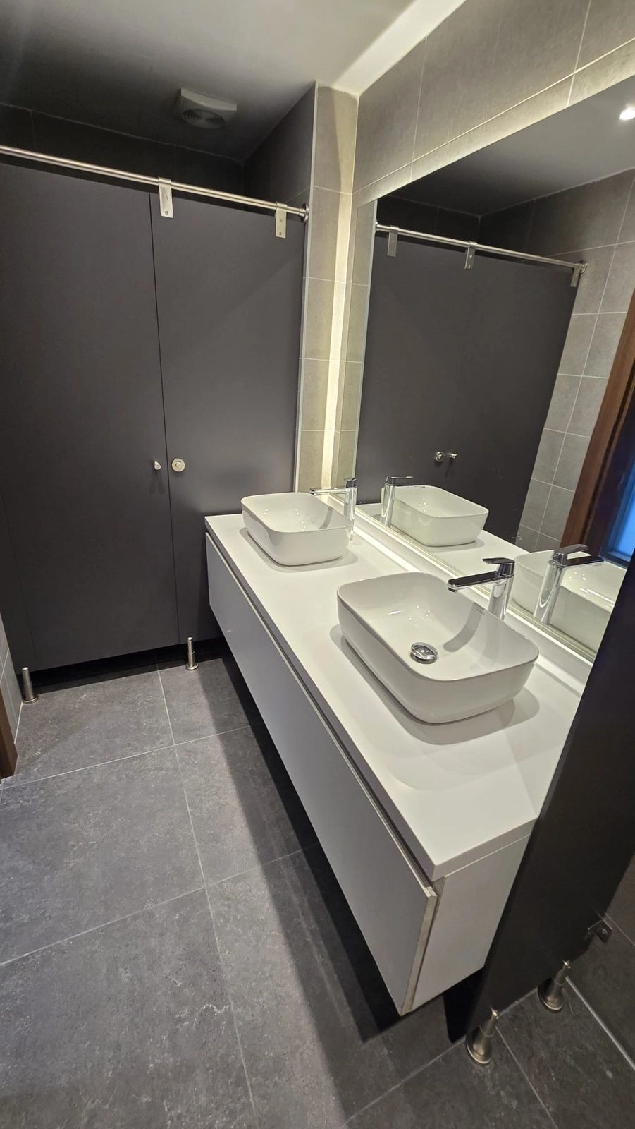Poslovna-zgrada-sa-staklenom-fasadom-Centar-Podgorica-11 Poslovni prostor 2.542 m² – Centar, Podgorica — fotografija 12