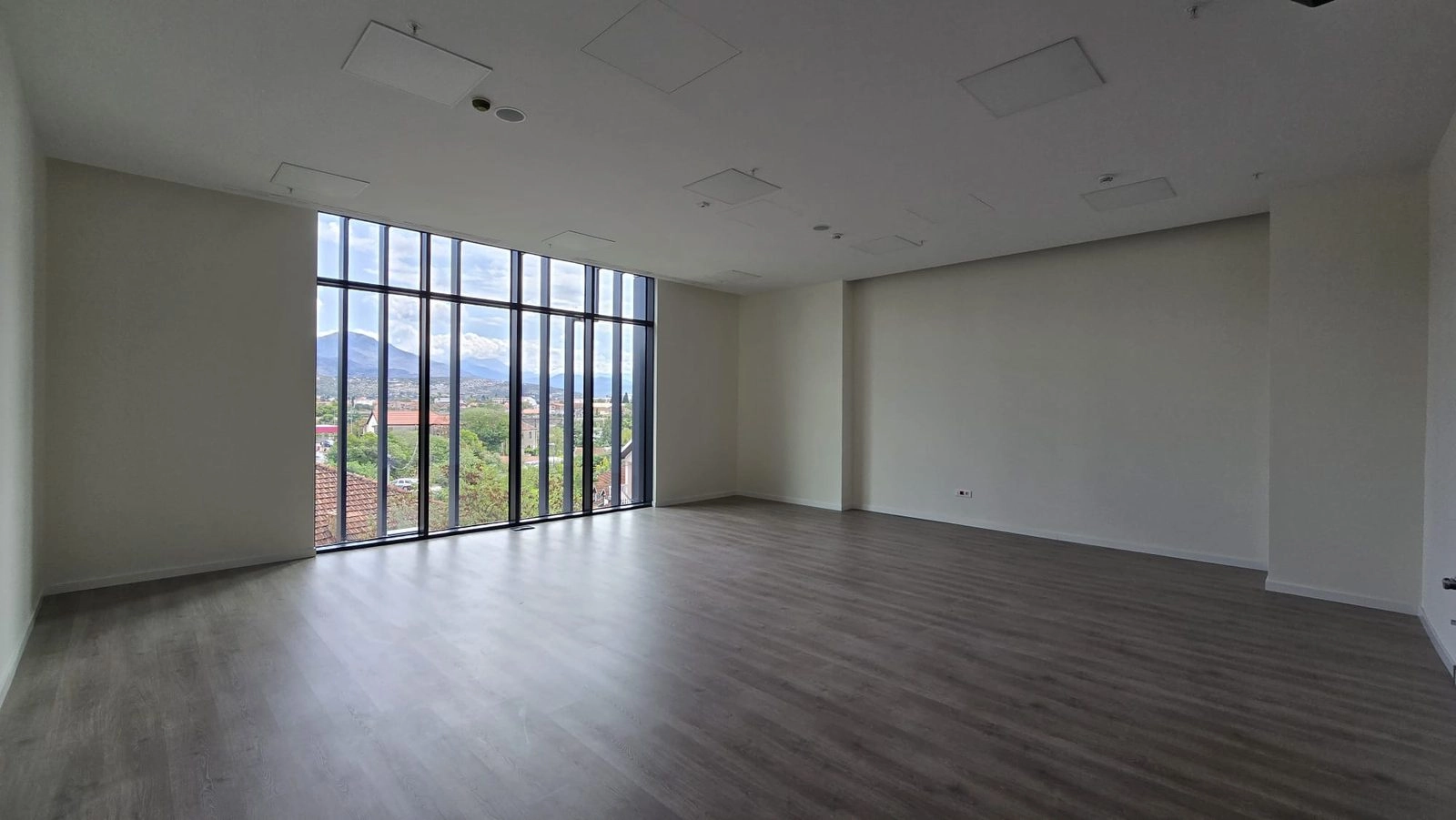 Poslovna-zgrada-sa-staklenom-fasadom-Centar-Podgorica-12 Poslovni prostor 2.542 m² – Centar, Podgorica — fotografija 13