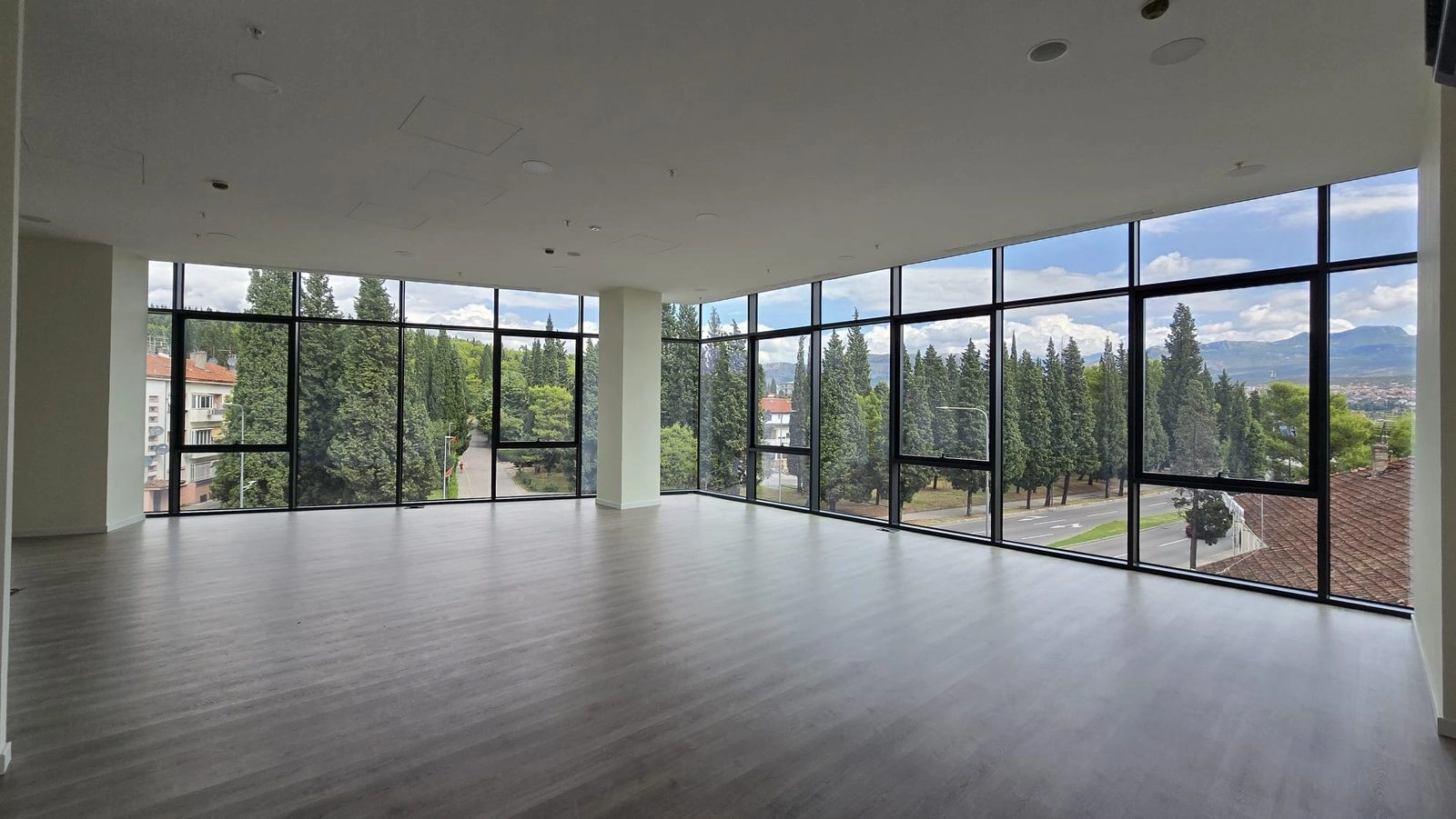 Poslovna-zgrada-sa-staklenom-fasadom-Centar-Podgorica-13 Poslovni prostor 2.542 m² – Centar, Podgorica — fotografija 14