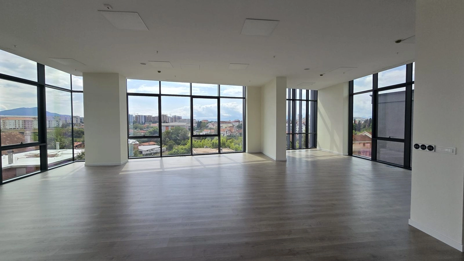 Poslovna-zgrada-sa-staklenom-fasadom-Centar-Podgorica-14 Poslovni prostor 2.542 m² – Centar, Podgorica — fotografija 15