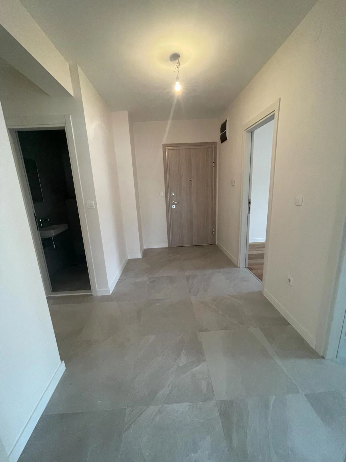 Trosoban-stan-u-Central-Pointu-Podgorica-2 Izdavanje: Trosoban stan 97 m² – Central Point, Podgorica — fotografija 3