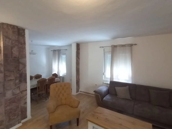 Izdavanje: Kuća 2.002 m² – Blok 9, Podgorica — fotografija 2