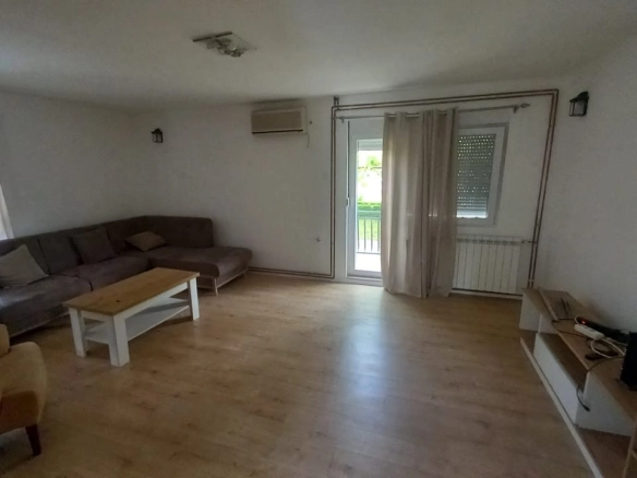 Izdavanje: Kuća 2.002 m² – Blok 9, Podgorica — fotografija 5