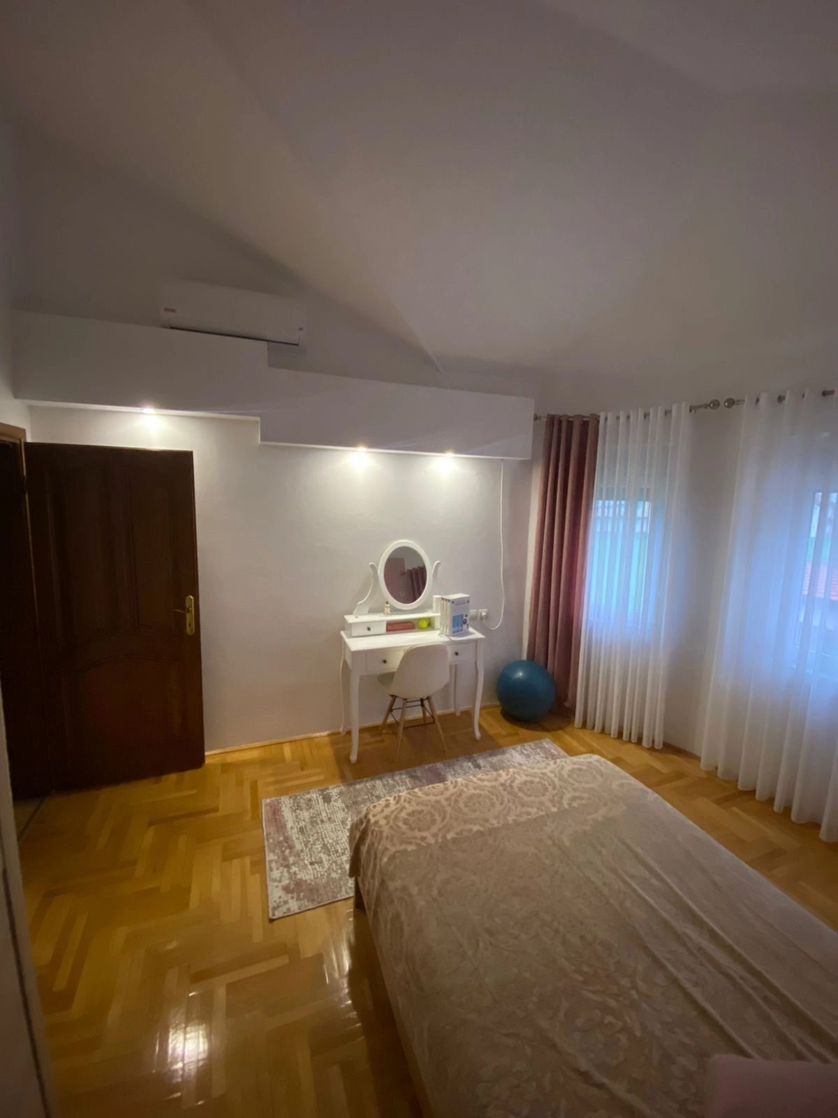 Namjestena-kuca-u-Karaburskom-Polju-Podgorica-9 Izdavanje: Kuća 250 m² – Tuzi, Podgorica — fotografija 10