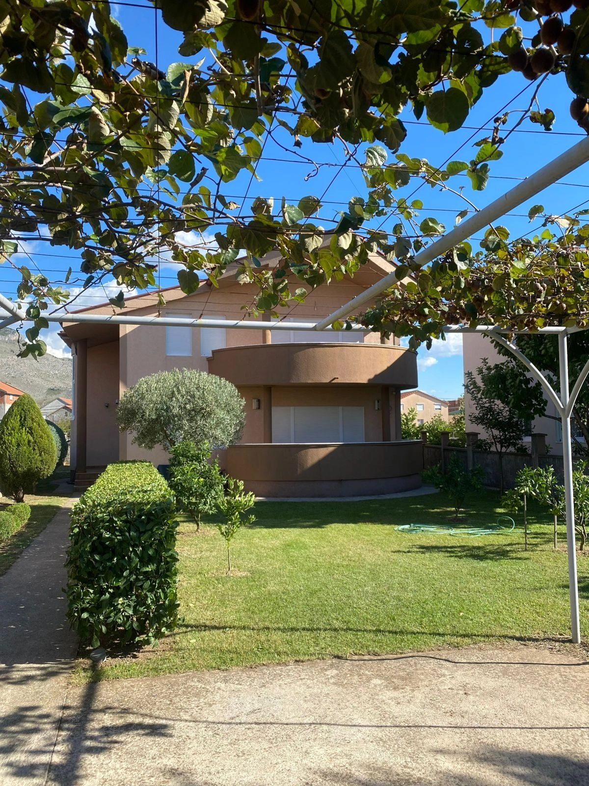 Namjestena-kuca-u-Karaburskom-Polju-Podgorica-14 Izdavanje: Kuća 250 m² – Tuzi, Podgorica — fotografija 15