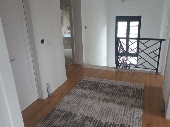 Izdavanje: Kuća 180 m² – Gornja Gorica, Podgorica — fotografija 3