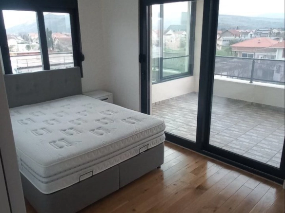 Izdavanje: Kuća 180 m² – Gornja Gorica, Podgorica — fotografija 10