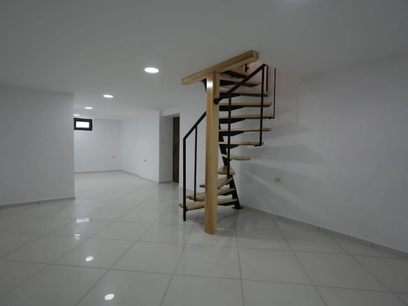 Renoviran poslovni prostor 95 m² u Podgorici — fotografija 2